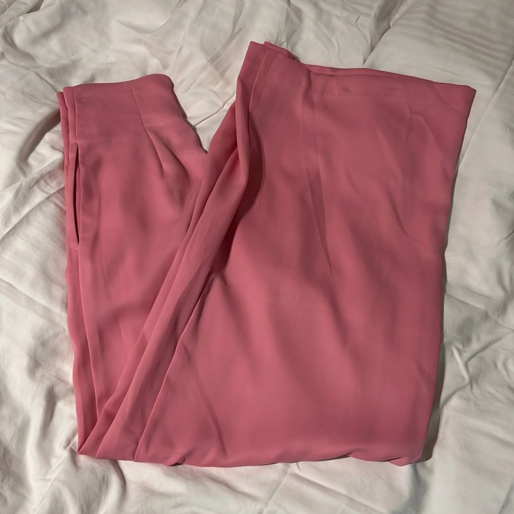 Rosa byxor från River Island i stl 6. Använda ett flertal gånger, men är i bra skick. Köparen betalar för frakt . Jeans & Byxor.