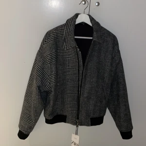 Rutig jacka i kombinerade tyger  - För stor och orkade inte returnera 🥹 Nyskick/Aldrig använd, etikett sitter kvar. Herrmodell men funkar som unisex. Avtagbar krage
