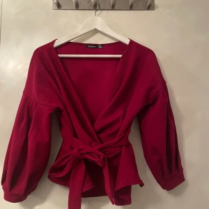 Blus - Fin Blus från Boohoo. Jätte fin passform! Fin mörkröd färg