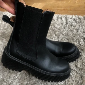 Svarta boots - Svarta trendiga stövlar från & other stories. Endas använda en gång, felfria förutom en liten skråma längst fram på vänster sko som man ser på bilderna.  Nypris ca 1500kr. 🧚🏼‍♂️💓