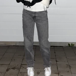 Gråa jeans - Jättefina grå jeans som tyvärr inte passar mig längre 💕Original pris 599kr❤️ 