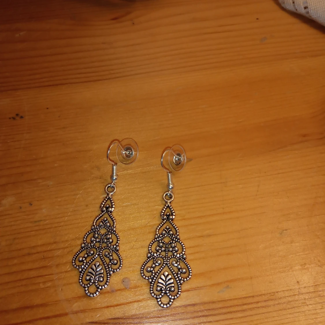 Örhängen med hänge silverfärgade . - 91