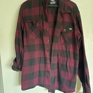 Dickies skjorta  - Super fint skick, endast tagit bort prislappen! Bilden gör den inte rättvis då den är mörkare i verkligheten 