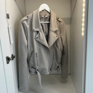 Beige bikerjacka - Beige jacka i mocka