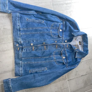 Lee jeans jacka oanvänd - Storlek M