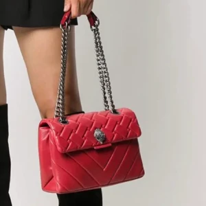 Kurt geiger väska  - Säljer min fina fina röda Kurt geiger väska i mellan storleken❤️den har täcken på användning men fortfarande väldigt fin🫶❤️‍🔥❤️‍🔥Om flera är intresserade så buda gärna🙌