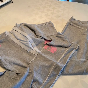 Mysig tjejig set  - Tjejig set,Säljer den tillsammas i strl 34/36  Varan är i acceptabelt skick då tecken på användning finns.