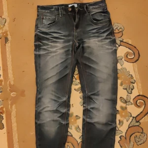Jeans - Loose fit jeans, sparsamt använda, finns hål vid skrevet och ett litet hål vid bakfickan