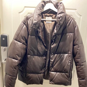 Zara jacka - Brun jacka i fake läder från zara i nyskick, går inte att få tag på längre! Nypris 699kr 