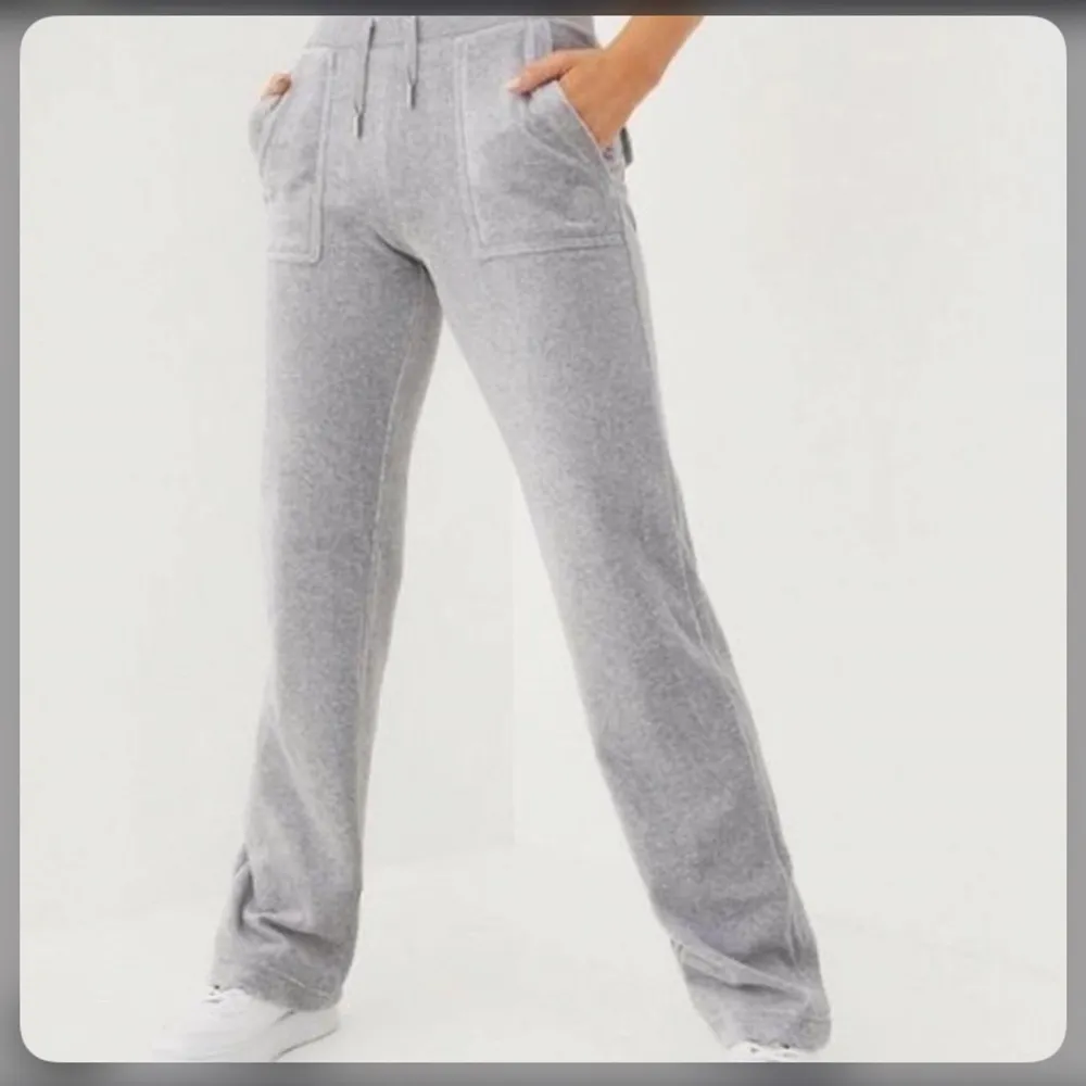 Säljer mina gråa juicy byxor, använt typ 3 ggr. Lånade bilder . Jeans & Byxor.