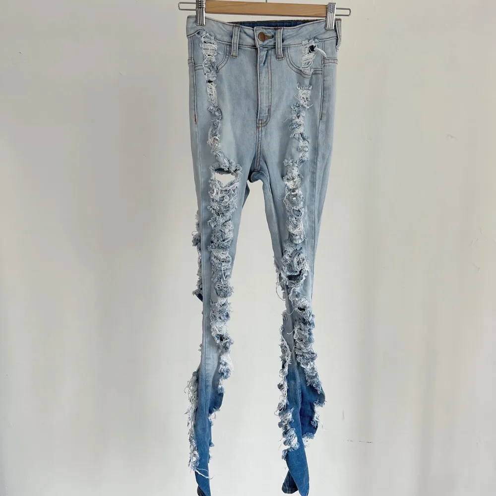 Super rippade jeans från fashion nova . Jeans & Byxor.