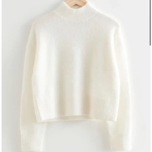 &other Stories stickad  - Vit stickad från &other stories stl S Använd ca 2 gånger då jag tröttnat Skön och mjuk. Sticks INTE 🫶🏻Står inte för frakten 