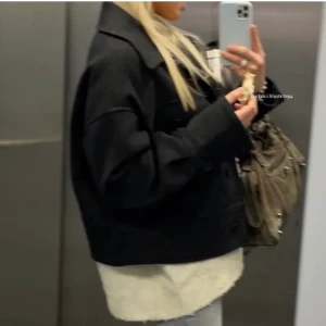 kort kappa - säljer min svarta korta kappa, perfekt nu till hösten och passar till allt!!💕den är från vero moda och är slutsåld i nästan alla storlekar| bud på 500kr