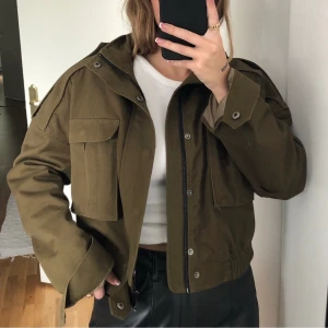 Jacka - Höstjacka i lite kroppad cargo modell från en av Nicki studios första kollektioner. Tryck på ryggen