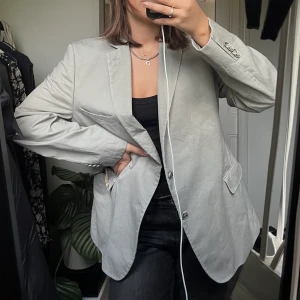 Kavaj - Kavaj köpt på plick, sitter oversized på mig som har typ S-M