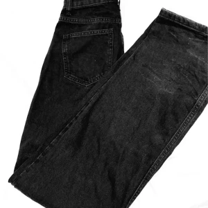 Jeans  - Tre super snygga jeans. Dom vita är från Monki i storlek Xs. Dom svarta är från NA-KD i storlek Xs och dom grå liknade byxorna är från TRENDYOL i storlek Xs. 150kr st. Tryck inte på köp nu. Skriv privat istället. Köparen betalar frakten.
