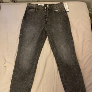 Mom jeans från H&M - Mom jeans från H&M Storlek 42