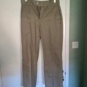 Dickies 874 - önskar byta - Beiga dickies 874  Stl w26 Helt nya endast provade Önskar byta till större Stl då de blev korta i benen Kan ev tänka mig att sälja 