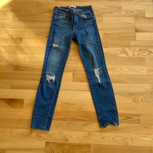 Skinny jeans med ripped från Ginatricot. Mycket fint skick och väldigt stretchiga.