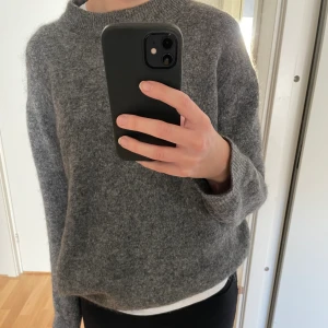 Grå stickad tröja - Säljer pga den inte kommer till användning. Priset är exkl frakt!💕