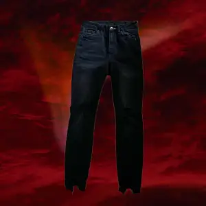 Svart/gråa jeans med hål i strl S, knappt använda. I skönt jeans material, som är väldigt stretchigt.  Köparen står för frakten 