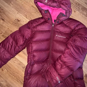 Peak Performance Frost Down - Hej! Säljer min Peak Performance Frost Down Jacka i vinröd. Storlek M. Använd men i fint skick.  Inköpspris ca 4000kr på peak performance. Säljer för 1200kr.