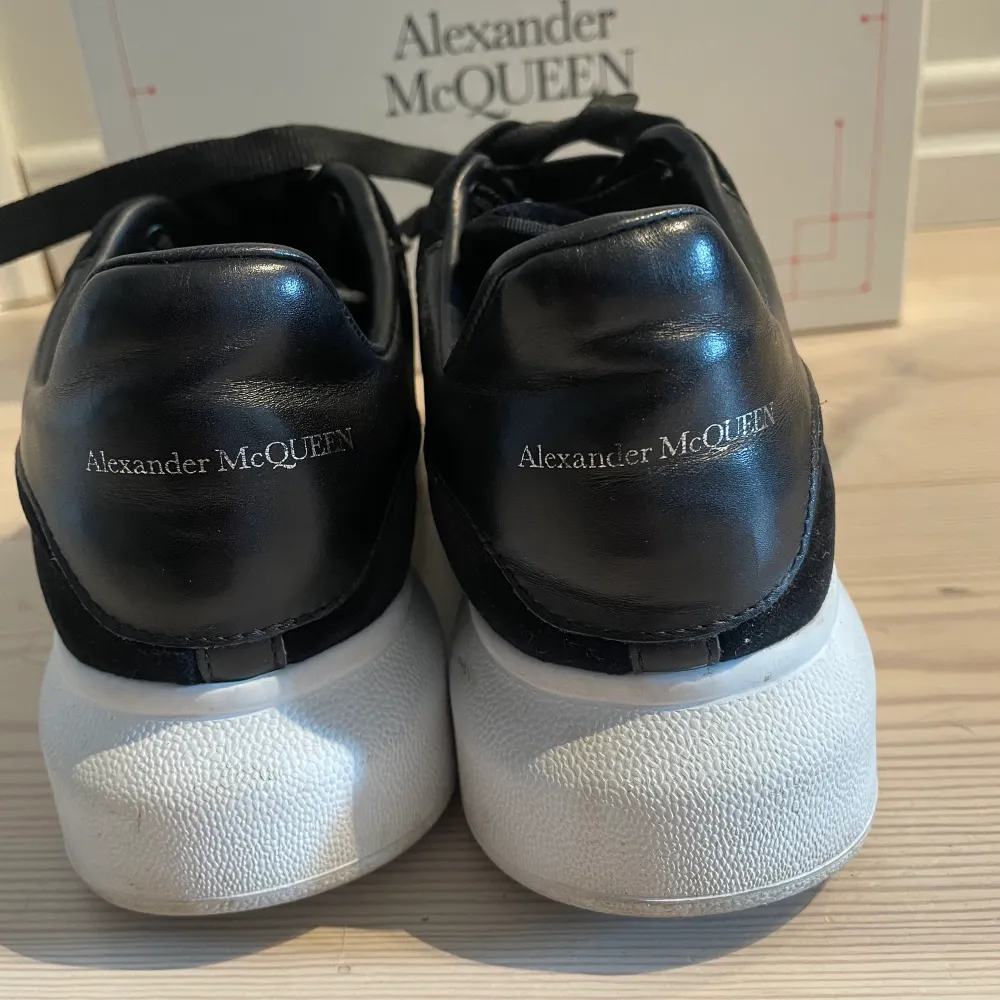 Säljer mina fina Alexander McQueen skor i storlek 38 köpt förra året använda men inte super mycket, fortfarande i bra skick! pris 2500 ink frakt kr🌸🌸. Skor.