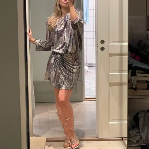 Klänning  - Klänning från ba&sh i storlek XS, nypris 4000kr. PERFEKT TILL NYÅR❣️ Köptes i år och har inte kommit till användning tyvärr (vilket är väldigt synd för den är så vacker särskilt i ryggen). Skriv för fler bilder! Som ny till skicket🌟