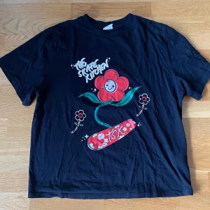 Hennes & Mauritz ”the skate kitchen” T-shirt - Hennes & Mauritz The skate Kitchen T-shirt   Pris: 49kr  Storlek L sitter som M  Modellen är 179cm och väger 84kg, har vanligtvis M i tröjor och 33/33 i byxor