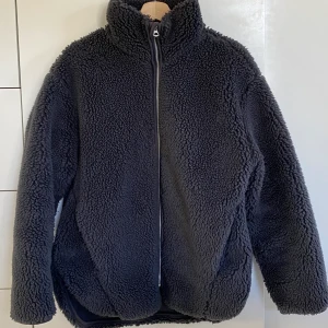 Pilejacka från Weekday  - Supermysig pilejacka från Weekday i färgen Black. Perfekt nu inför hösten och den är endast använd ett par fåtal gånger och är sparsamt använd💕💕