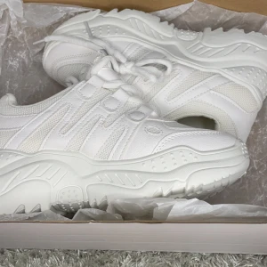 Vita höga skor helt nya - Vita höga skor i st 38 aldrig använda helt nya