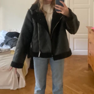 Skinnjacka  - Ny skinnjacka från Gina Tricot, endast använd en gång. Nypris 799kr🫶