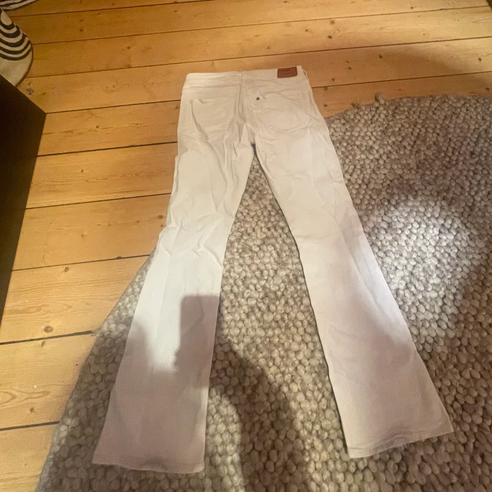 Vita lågmidjade jeans som är alldeles för korta på mig!❤️( jag är 169 ) Innerbenslängd: 70CM Midjemått: 37CM ( mätt rakt över ). Jeans & Byxor.