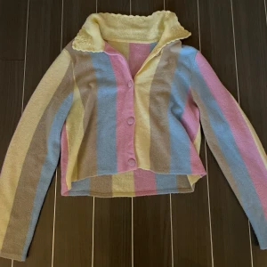 Kofta - Världens sötaste kofta med så fina brodyrer