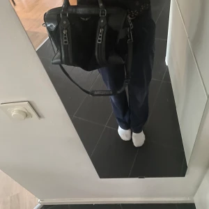 Zadig väska😍 - Säljer nu min super fina zadig väska i storlek medium den är väldigt rymlig min skoldator får plats i den och den är inte så sliten inga defekter💕 modellen på väskan säljs inte längre💕 köpt för 5000 kr kan tänka mig byta också💕