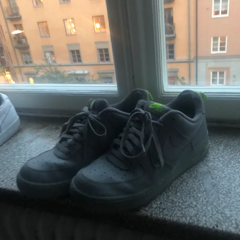 Säljer gråa Nike airforce för att jag inte använder dom längre. Dom är använda ett antal gånger men det går att putsa till dom. . Skor.