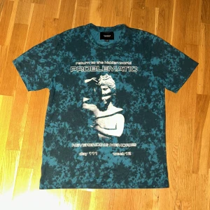 Problematic T-shirt - Grön/blå t-shirt med print både fram & bak  Storlek M