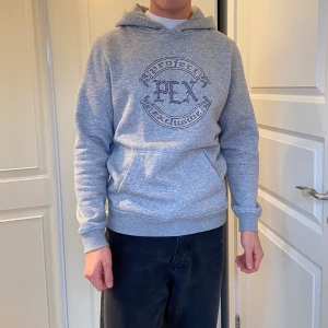 Pex Hoodie  - Säljer denna sköna Pex hoodie på grund av att den inte kommer till användning. Hoodien är i väldigt bra skick! Ordinarie pris 900kr. 