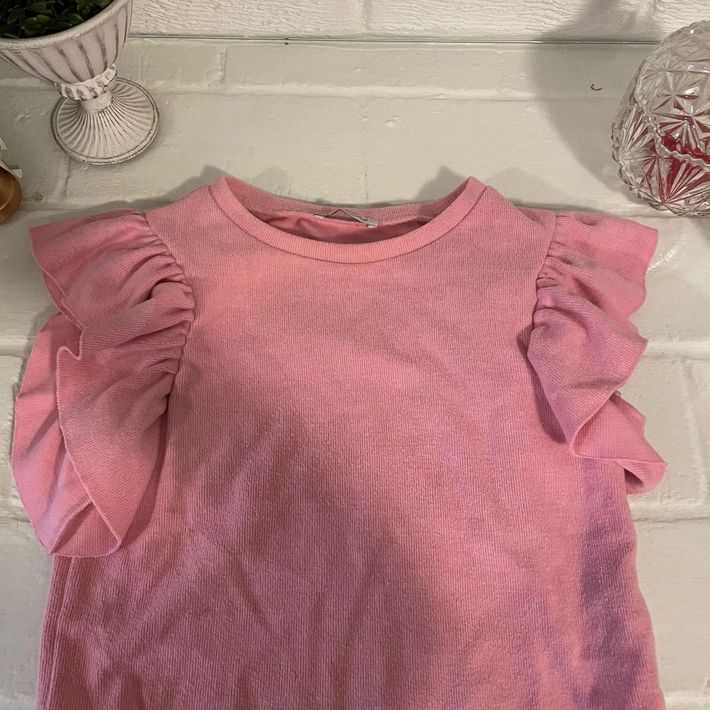 Säljer nu min rosa volang tröja då den inte kommer till användning längre. Som ni ser på bild nummer 3 så har materialet blivit som handduksmaterial pågrund av att jag har tvättat den därav priset. Tröjor & Koftor.