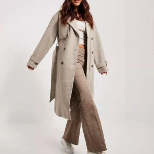 Kappa - Helt oanvänd kappa från Vero Moda, säljer för att den är för stor. Den har en slits där bak