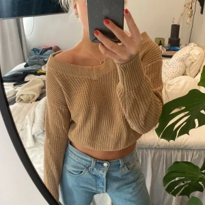 Stickad brun tröja  - Supermysig stickad brun tröja perfekt till hösten!! Köpt på Gina för några år sen🍂🍂