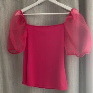 Rosa festtop med puffärmar  - Toppen är använd typ 2 ggr och är inprincip i nyskick 