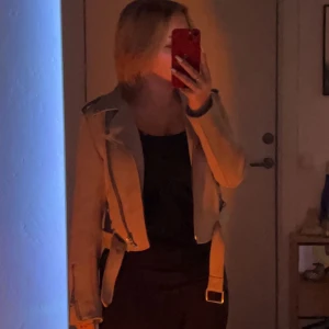 Zara jacka  - En snygg beige höst/vår jacka ifrån Zara🤩 Sitter jättebra men använder inte lika mycket längre 🤍