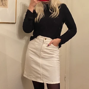 Vit jeanskjol - Supersnygg vit jeanskjol, perfekt nu till hösten! Storlek 38, passar även mig som vanligtvis bär 36. Möts upp på Södermalm eller fraktar mot fraktkostnad💘