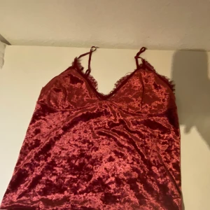 Spets och sammetslinne  - Rött spets och sammetslinne från BikBok. Har två små hål vid spetsen, men syns inte mycket. 