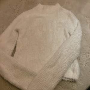 Säljer denna jätte fina stickade tröjan från Gina Tricot! Jätte varm när det är kallt ute men den har blivit lite tajt på mig. Bra skick! 💗