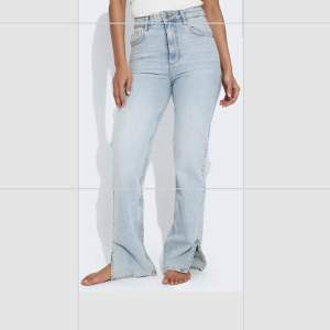 Säljer mina helt nya flare jeans, inte använda !! ny pris 699kr men säljer för 350kr, pris kan diskuteras !💞Skriv privat vid köp !