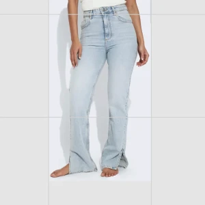Flare jeans  - Säljer mina helt nya flare jeans, inte använda !! ny pris 699kr men säljer för 350kr, pris kan diskuteras !💞Skriv privat vid köp !