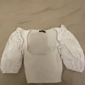 En tröja/ linne från zara som är ganska urringad, jag köpte för 136kr typ tror jag så jag säljer för 70kr + frakt 66