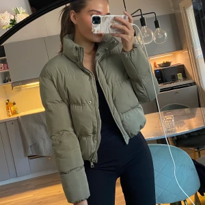 Jacka stl S - Jacka från märket ”FB Sister” köpt i Norge förra året 🥰 varmfodrad och kortare modell.  Stl S